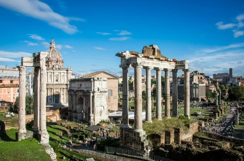 Italian women: Photo of the temple to Saturn, in Rome