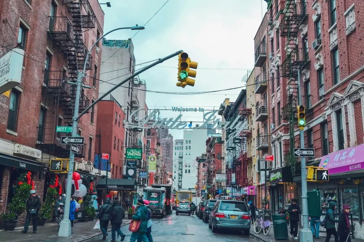 American people of Italian descent: Photo of people walking around a street in Little Italy, NY