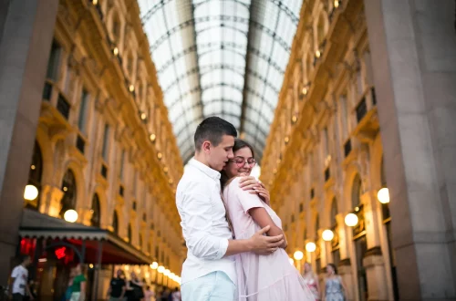 Can i get an italian passport through marriage: Couple enjoying their trip through Italy