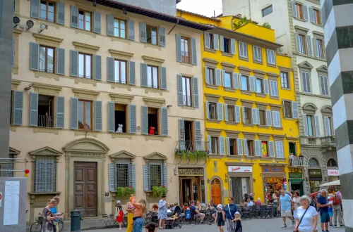 Italian citizenship for children and grandchildren: Photo of families walking around the streets of Rome