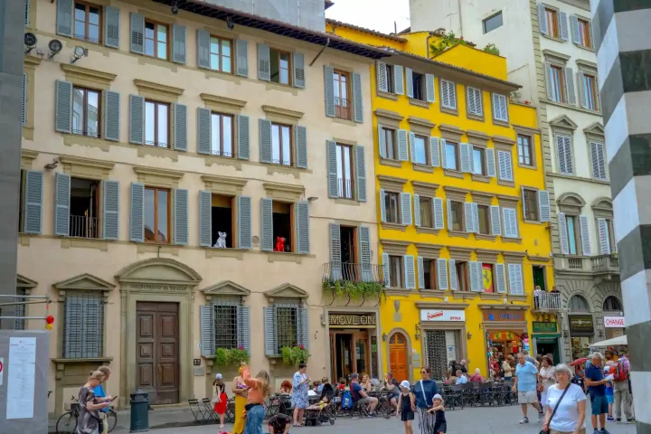 Italian citizenship for children and grandchildren: Photo of families walking around the streets of Rome