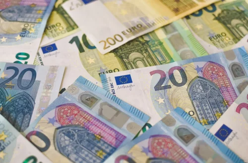 Italian citizenship costs for 2025: Photo of euro notes