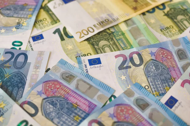 Italian citizenship costs for 2025: Photo of euro notes