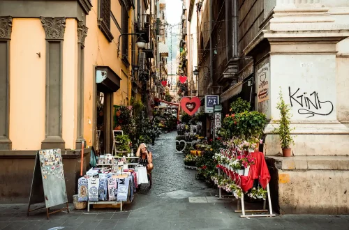 The cost of living in Italy: Photo of a street market in Naples