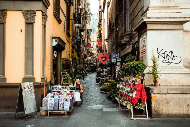 The cost of living in Italy: Photo of a street market in Naples