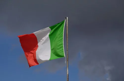 Decree-Law 36/2025 Approved by the Senate: Photo of the Italian flag against the sky
