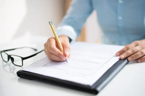 dual citizenship italy and usa: person signing the citizenship documents