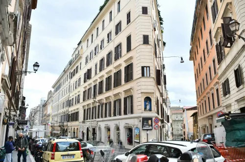 Famous cities in Italy: Photo of a crowded street in Rome