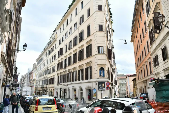 Famous cities in Italy: Photo of a crowded street in Rome