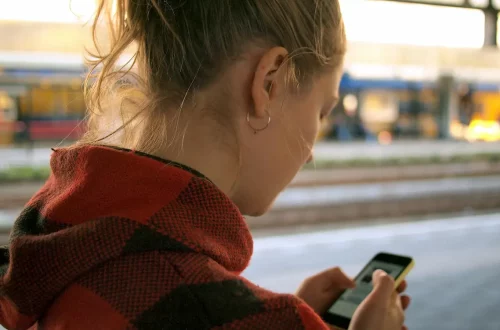 Photo of a woman on the phone accessing the Giustizia Civile app