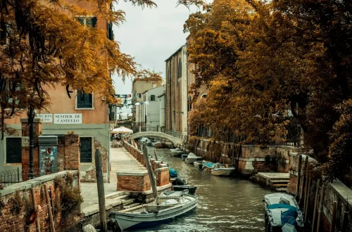 How long can a US citizen live in Italy: Photo of a river canal in Venice