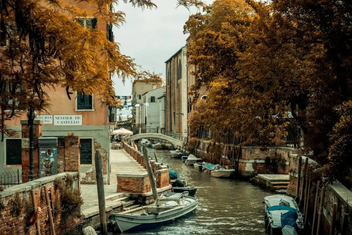 How long can a US citizen live in Italy: Photo of a river canal in Venice