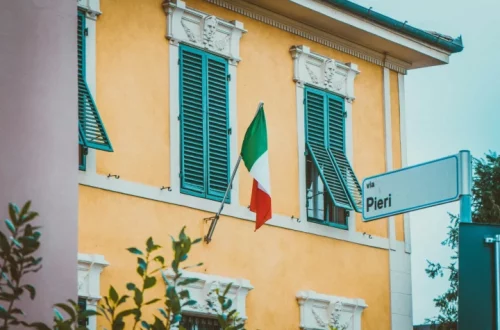 italian american dual citizenship: house with an Italy flag