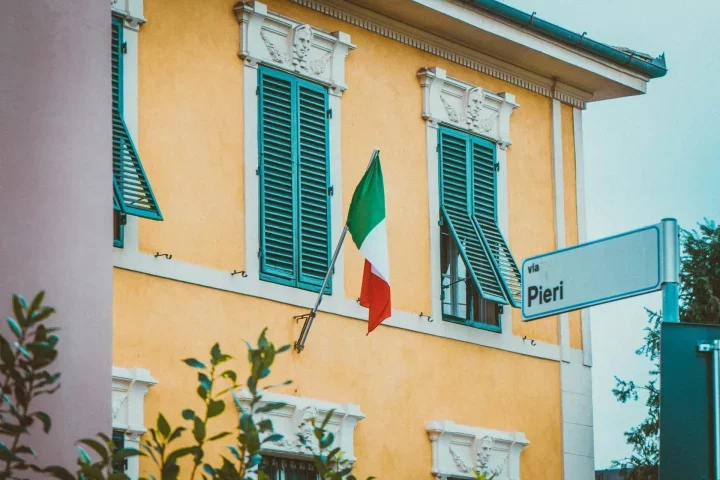 italian american dual citizenship: house with an Italy flag