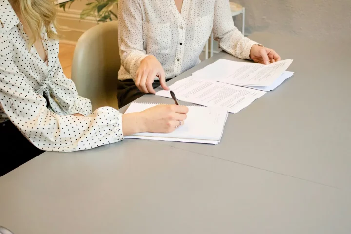 Italian citizenship after divorce: Photo of two people signing divorce papers