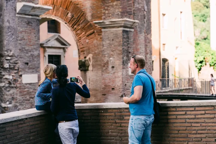 Italian citizenship for adopted children: photo of a family enjoying a trip to Rome