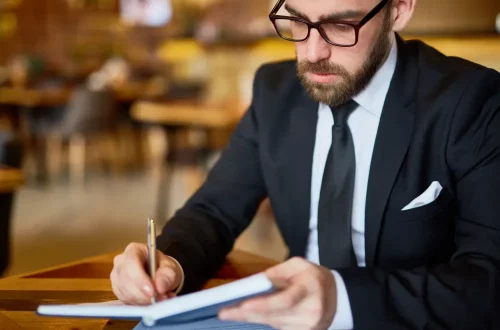 Photo of an Italian citizenship lawyer helping a client on his citizenship process