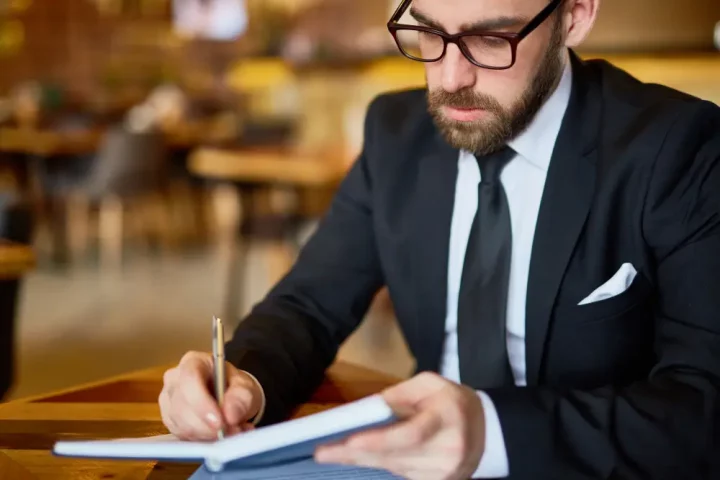 Photo of an Italian citizenship lawyer helping a client on his citizenship process