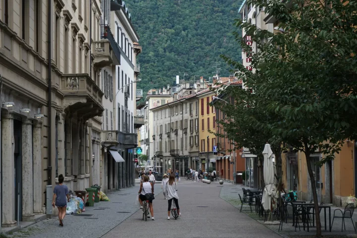 Italian citizenship requirements: Photo of a street in Como, Italy