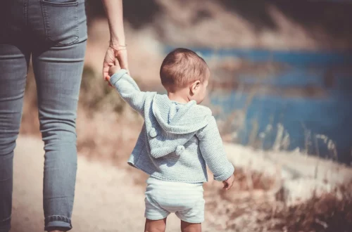 Italian citizenship by descent though maternal lineage: Photo of a child holding hands with their mom