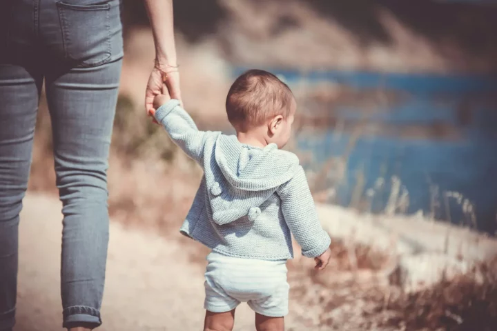 Italian citizenship by descent though maternal lineage: Photo of a child holding hands with their mom