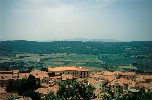The role of the italian diaspora in global italian identity: Photo of a small city in Tuscany