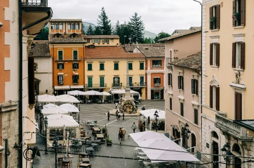 Italy’s 2026–2028 work visa decree: Photo of people working on markets in Rome