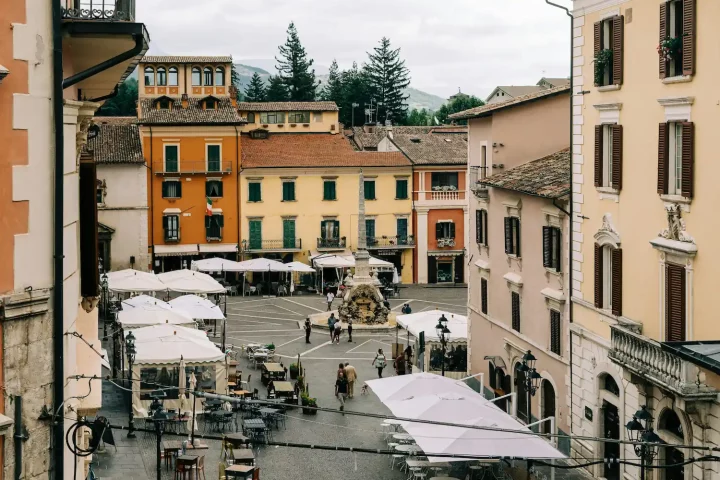 Italy’s 2026–2028 work visa decree: Photo of people working on markets in Rome