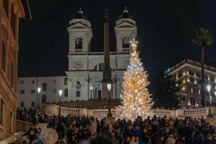 Italy Christmas traditions: Photo of people celebrating Christmas on Piazza di Spagna, Rome