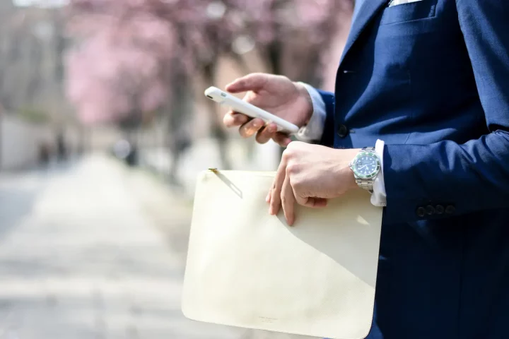 Minor issues cases: photo of a person holding a document folder for Italian citizenship