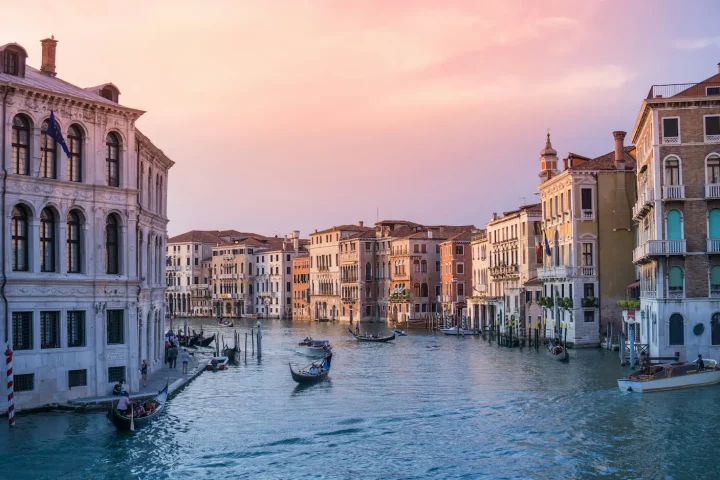 Passport rules in Italy: Photo of Rialto Bridge