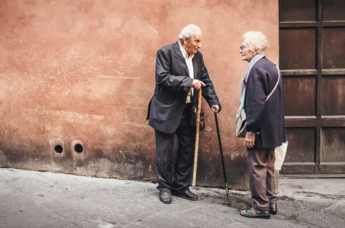 Renounced Italian citizenship: photo of an old couple talking in the streets of an Italian city