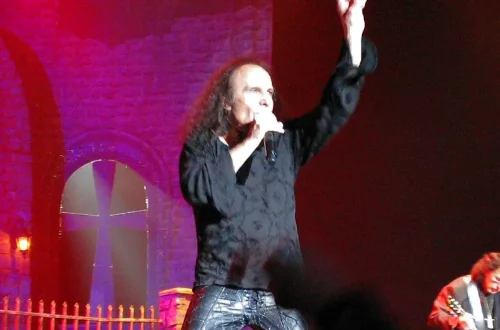 Discover the history of the devil horns symbol made popular by Ronnie James Dio. More than a rock gesture, its origins lie in ancient Italian folk traditions.