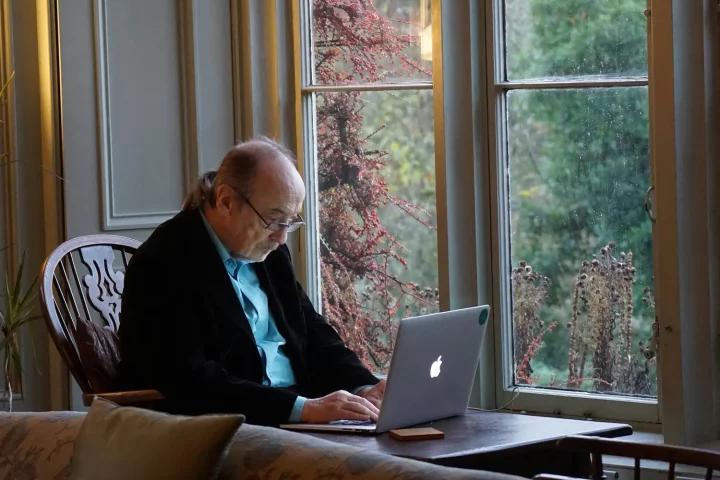 Schedule an appointment at the Italian consulate: Photo of a senior citizen scheduling an appointment on a laptop