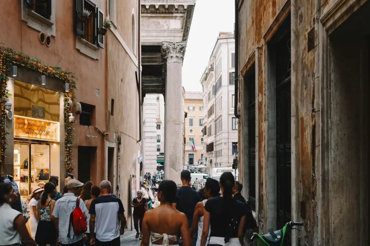 Statelessness and Italian citizenship: Photo of people walking around in the streets of Rome