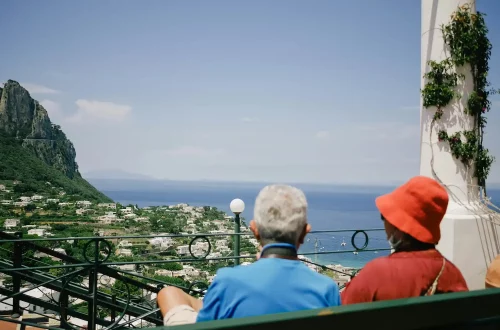 Can a U.S citizen retire in Italy: Photo of a couple of retirees in the island of Capri